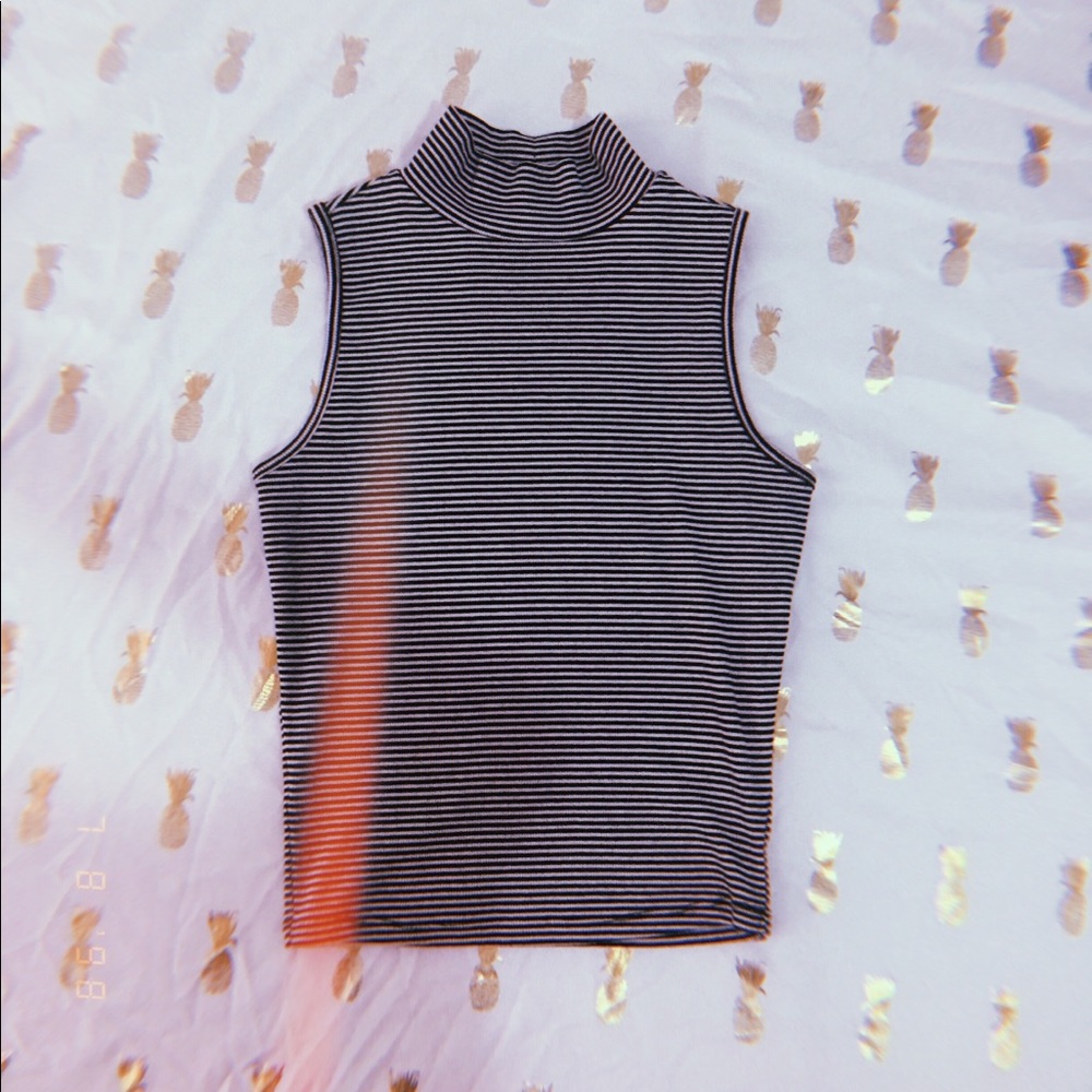 Striped turtleneck tank🖤